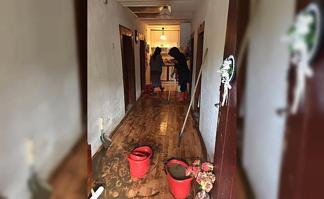 Kızılcahamam'da selden etkilenen evler temizleniyor