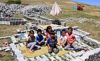 Köy çocuklarının parke taşlı oyun alanı