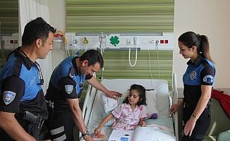 Polislerden hasta çocuklara sürpriz ziyaret