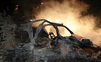 Refüje çıkan otomobil yandı: 2 ölü