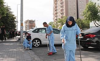 Sağlık çalışanları sokakları temizledi