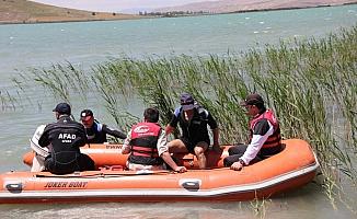 Sivas Valisi Ayhan, Tödürge Gölü'nde botla gezdi