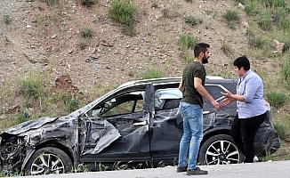 Sivas'ta otomobil trafik levhalarına çarptı: 4 yaralı