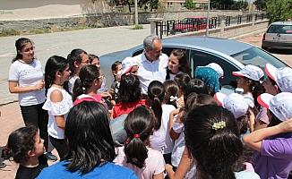 Başkan Akkaya Genç Komek Yaz Okulları'nı ziyaret etti