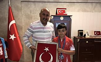 Başkan Türkyılmaz başarılı sporcuyu ödüllendirdi