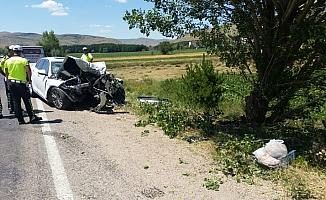 GÜNCELLEME - Otomobil ağaca çarptı: 1 ölü, 3 yaralı