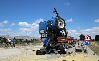 Sivas'ta tır ile traktör çarpıştı: 2 yaralı