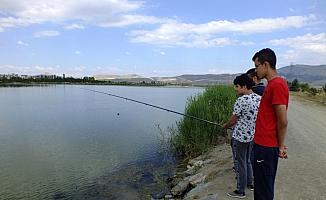Tatillerini Ulaş gölünde balık tutarak geçiriyorlar