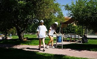 Yabancı gençler Nevşehir’de parkları temizledi