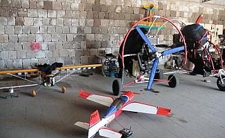 Yabancı öğrenciler Kayseri'de model uçak uçurdu