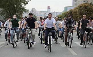 AK Partili gençlerden bisikletli kutlama