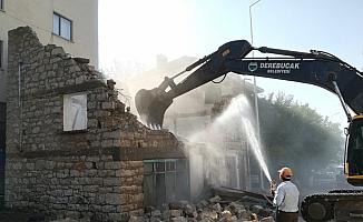 Derebucak'ta metruk binalar yıkılıyor