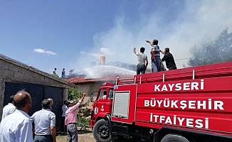 Kayseri'de ev ve ahır yangını