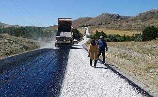 Ulaş'ta köy yollarının asfaltlama çalışmaları devam ediyor
