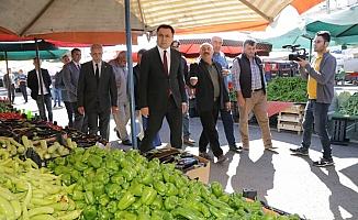 Vali Çakır, sebze pazarını gezdi