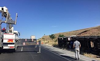 Ankara-Konya yolunda tır devrildi