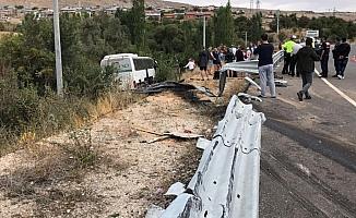 Konya'da turistleri taşıyan otobüs şarampole devrildi: 3 yaralı