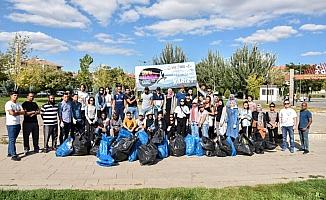 Uluslararası öğrenciler Mogan Gölü'nde çevre temizliği yaptı