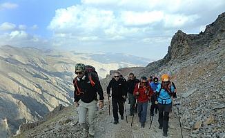 Vali Toprak Aydos dağına tırmandı