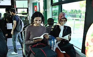 Konya'da tramvay yolcularına kitap sürprizi