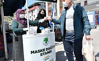 Mamak Belediyesi 14 noktada maske dağıtıyor