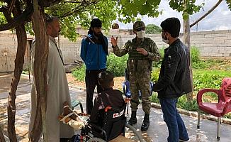 Mehmetçik, PKK/YPG'nin sakat bıraktığı Suriyeli çocuğu ziyaret etti