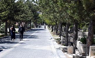 Başkentte mezarlıklar ziyarete açıldı