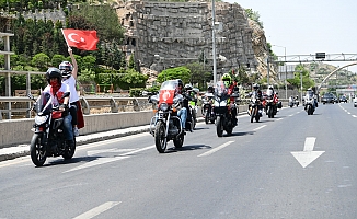 Motosiklet tutkunları demirden atlarını 19 Mayıs için Sürdü