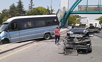 Başkentte minibüs ile otomobil çarpıştı: 3 yaralı