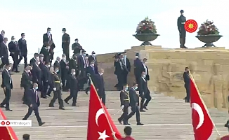 Cumhurbaşkanı Erdoğan'a Anıtkabir'de sevgi seli