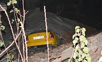Başkentte taksi evin çatısına devrildi: 1 yaralı