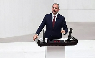 Adalet Bakanı Gül: Bakan'ın cübbe giymesini mi bekliyorsunuz?