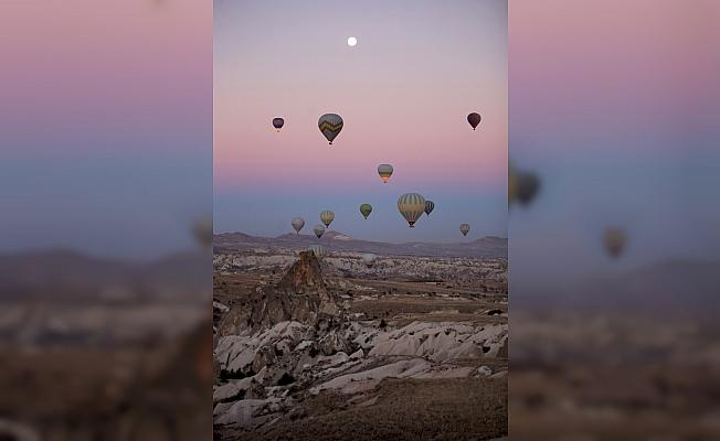 Dolunay ve balonlar Kapadokya'da görsel şölen sundu