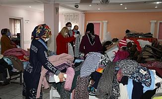 Türk Kızılay Çubuk Şubesi'nden kışlık kıyafet yardımı
