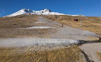 İç Anadolu'nun zirvesi Erciyes Dağı'nda suni kar ile kayak keyfi