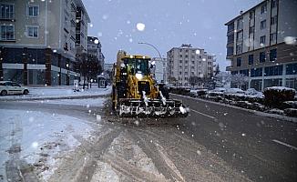 Kahramankazan'da karla mücadele çalışmaları sürüyor
