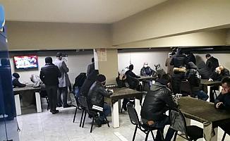 Eskişehir'de kumar oynatılan dernek binalarındaki 236 kişiye para cezası