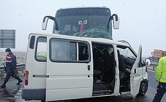 Eskişehir'de yolcu otobüsü ile çarpışan minibüsün sürücüsü öldü