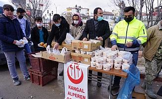 Kangal Alperen Ocakları, vatandaşlara hoşaf ve tahıllı ekmek dağıttı