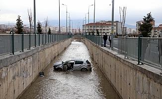 Kayseri'de su kanalına devrilen aracın sürücüsü yaralandı