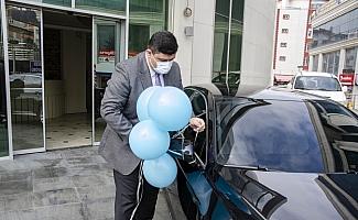 Belediye Başkanı Oğuz, otizmde dikkat çekmek için makam aracına mavi balon bağladı