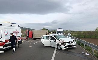 Sivas'ta kamyon ile otomobil çarpıştı: 6 yaralı