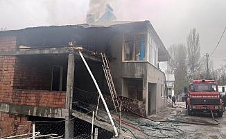 Suşehri'nde çatısı yanan evde hasar oluştu