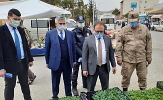 Ulaş Kaymakamı Nayman ve Belediye Başkanı İlbey, semt pazarında Kovid-19 tedbirlerini denetledi