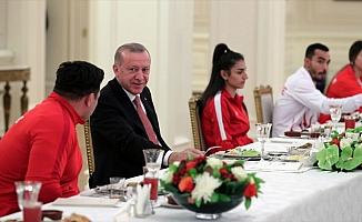 Cumhurbaşkanı Erdoğan, Avrupa ve Dünya şampiyonalarında madalya kazanan milli sporcularla iftar yaptı