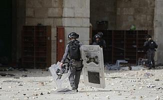 İsrail polisi, Mescid-i Aksa'da AA kameramanı Fayiz Ebu Rumeyle'ye saldırarak darbetti