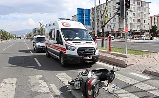 Kayseri'de motosikletle ambulansın karıştığı kazada bir sağlık personeli yaralandı