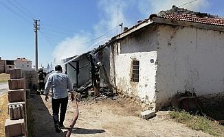 Konya'da bir evin çatışında çıkan yangın hasara neden oldu