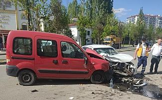 Sivas'ta hafif ticari araç ile otomobil çarpıştı: 4 yaralı