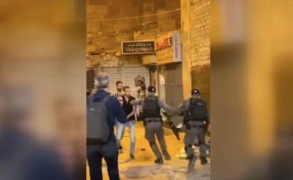 İsrail polisi Şam Kapısı'nda akşam namazı kılan Filistinlilere saldırdı